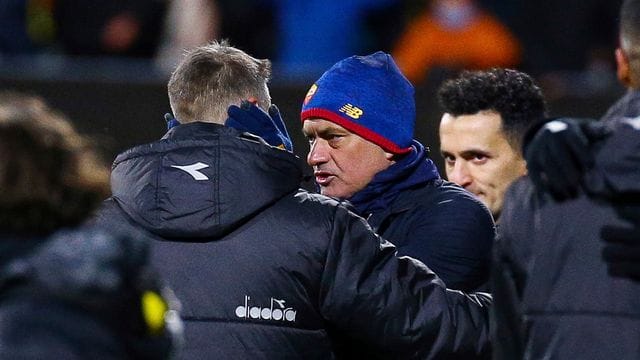 Bodo Glimts Trainer Kjetil Knutsen (l) spricht nach dem Spiel mit Roms Trainer Jose Mourinho. Bodo Glimts Trainer Kjetil Knutsen (l) spricht nach dem Spiel mit Roms Trainer Jose Mourinho.