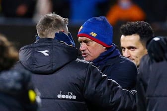 Bodo Glimts Trainer Kjetil Knutsen (l) spricht nach dem Spiel mit Roms Trainer Jose Mourinho.