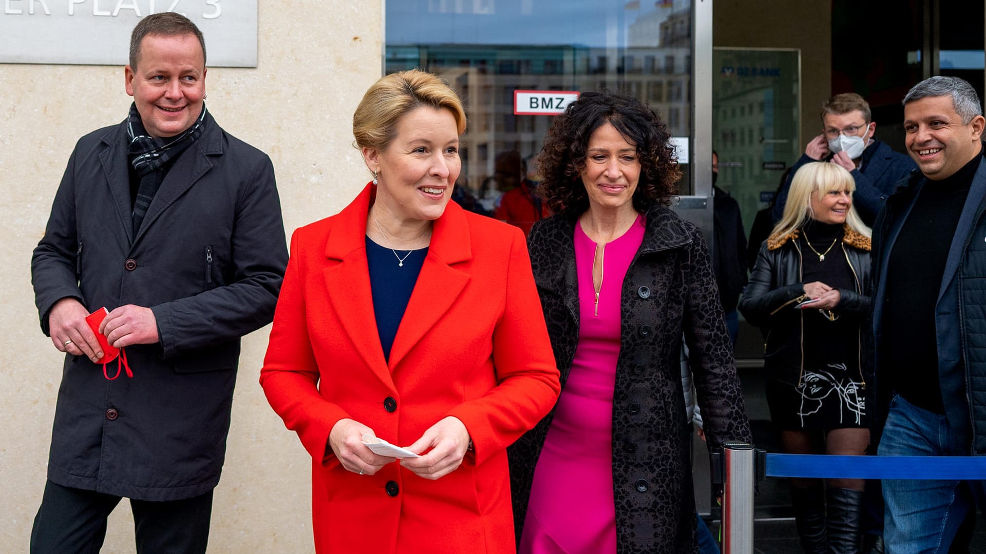 Franziska Giffey (M.), Landesvorsitzende der Berliner SPD, Bettina Jarasch, Spitzenkandidatin von Bündnis 90/Die Grünen und Klaus Lederer (l, Die Linke), Berlins Kultursenator: Ihre Partei haben mit den Koalitionsgesprächen begonnen.