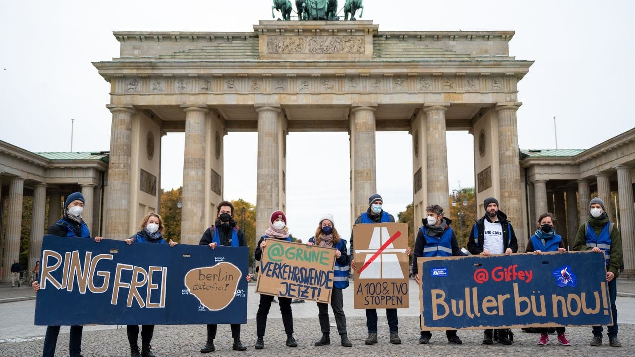 Vertreter der Initiative "Berlin autofrei" demonstrieren auf dem Pariser Platz vor Beginn der Koalitionsgespräche für eine rot-rot-grüne Berliner Regierung.