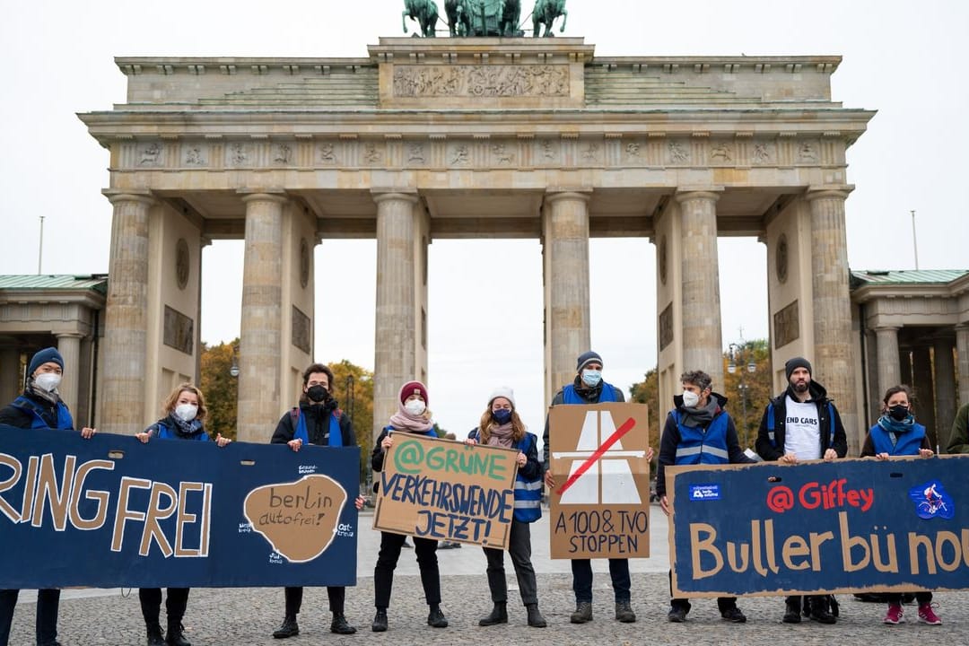 Vertreter der Initiative "Berlin autofrei" demonstrieren auf dem Pariser Platz vor Beginn der Koalitionsgespräche für eine rot-rot-grüne Berliner Regierung.
