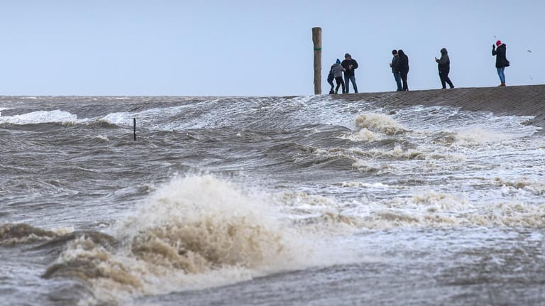 Wellen schlagen an den Strand an der Nordseeküste: Eine Familie musste von einer Sandbank gerettet werden.