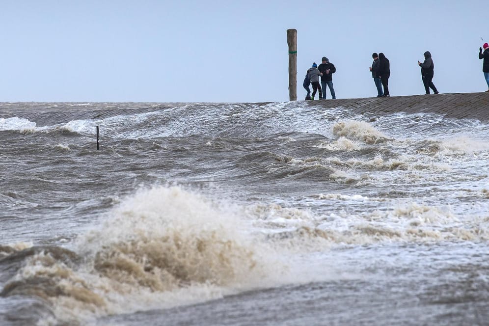 Wellen schlagen an den Strand an der Nordseeküste: Eine Familie musste von einer Sandbank gerettet werden.