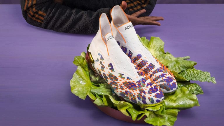 Paul Pogba präsentiert seine neuen, veganen Fußballschuhe von Adidas.