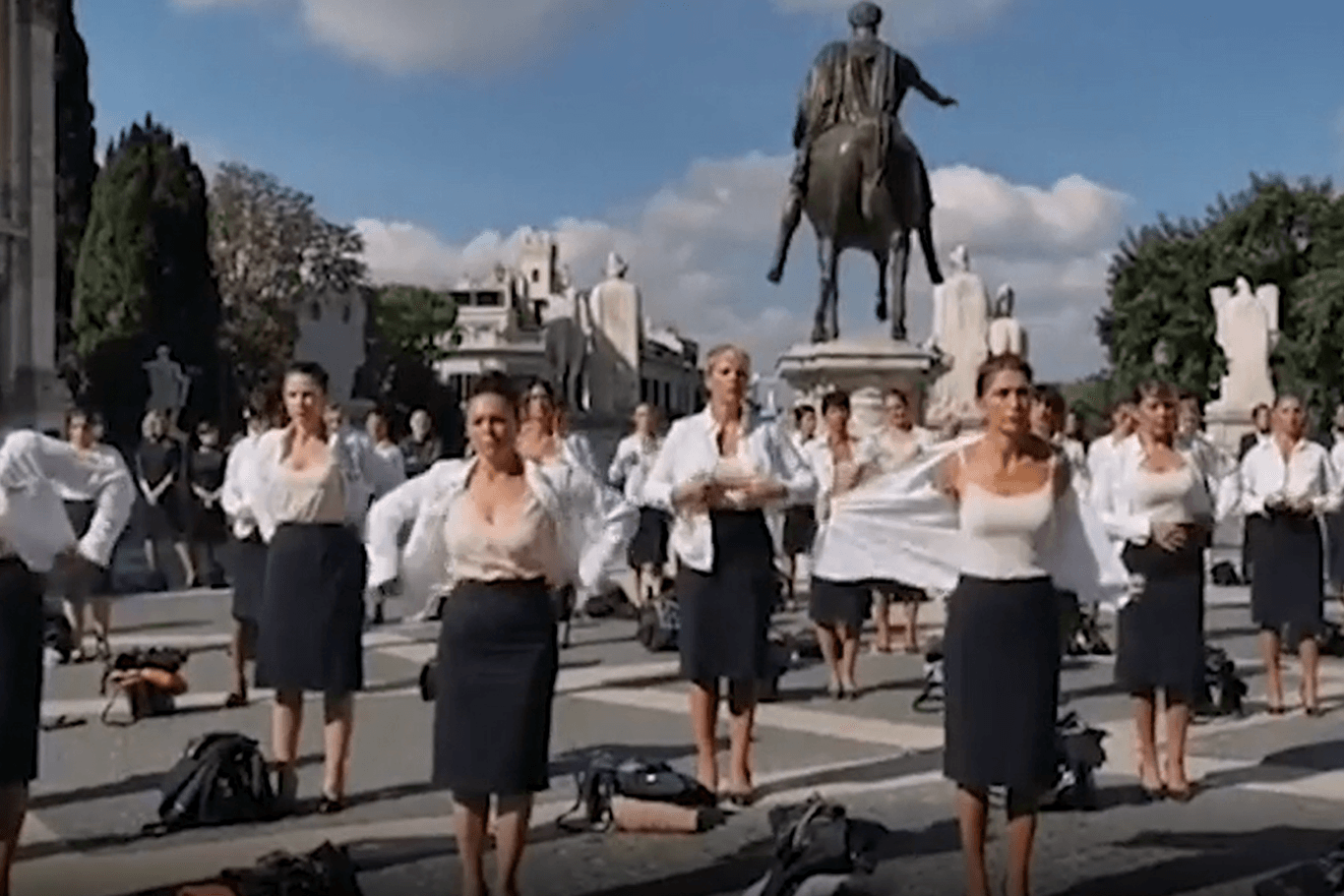Ungewöhnlicher Protest: Im Zentrum von Rom ließen die Flugbegleiterinnen ihre Uniformen fallen.