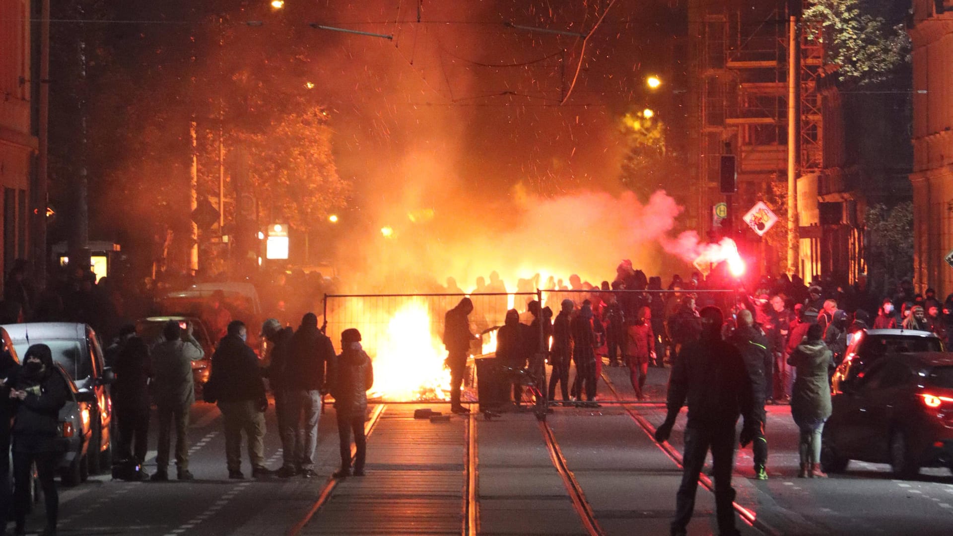 Brennende Barrikaden in Leipzig-Connewitz (Archivbild): Die Polizei ist am Wochenende mit einem Großaufgebot im Einsatz. Brennende Barrikaden in Leipzig-Connewitz (Archivbild): Die Polizei ist am Wochenende mit einem Großaufgebot im Einsatz.