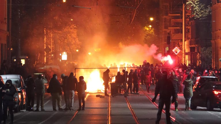 Brennende Barrikaden in Leipzig-Connewitz (Archivbild): Die Polizei ist am Wochenende mit einem Großaufgebot im Einsatz.