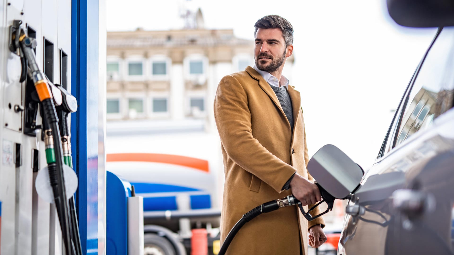 Blick zur Tanksäule (Symbolbild): Die Kosten steigen für Autofahrer in Europa stark an, Frankreich will nun Millionen Bürger bezuschussen.