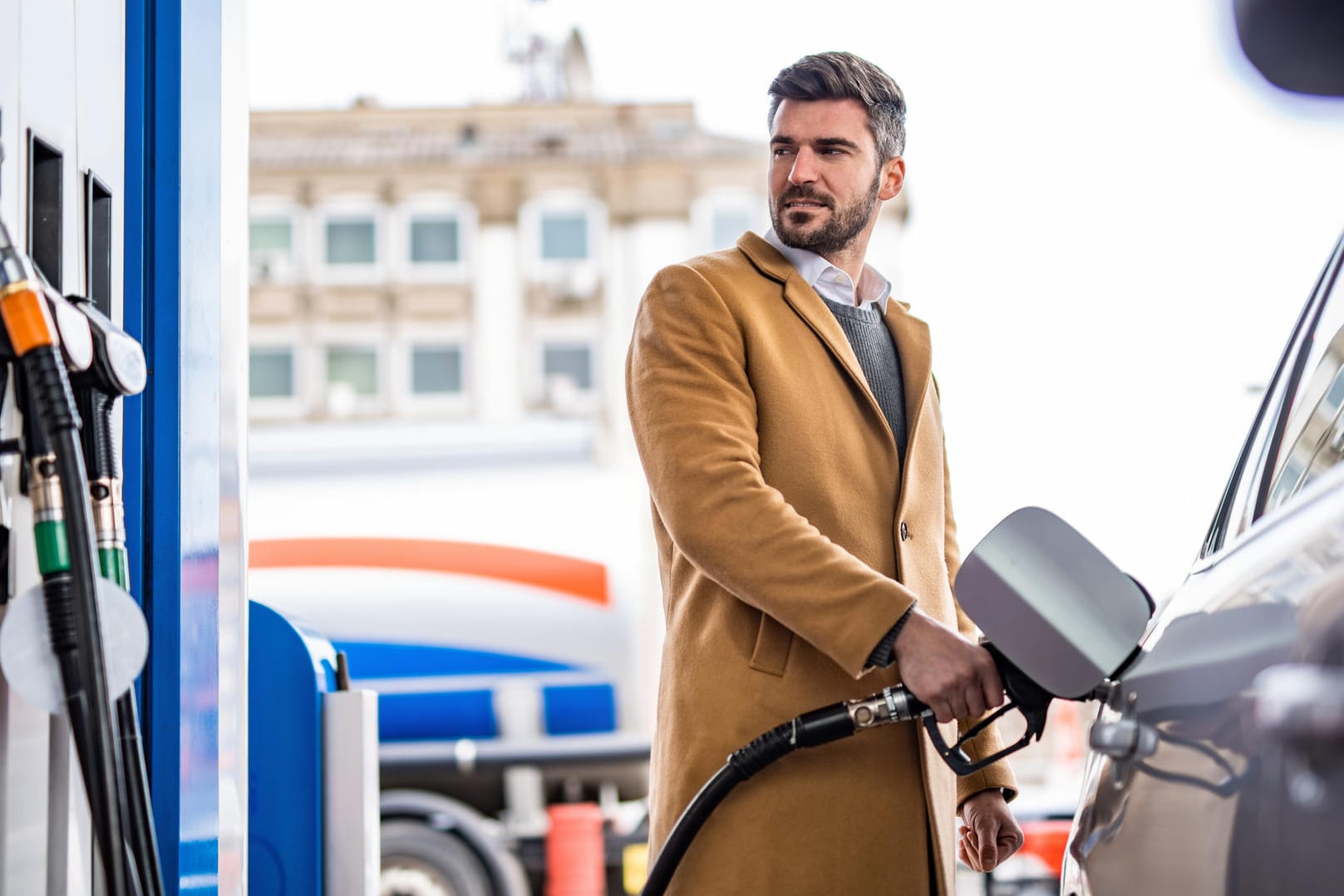 Blick zur Tanksäule (Symbolbild): Die Kosten steigen für Autofahrer in Europa stark an, Frankreich will nun Millionen Bürger bezuschussen.