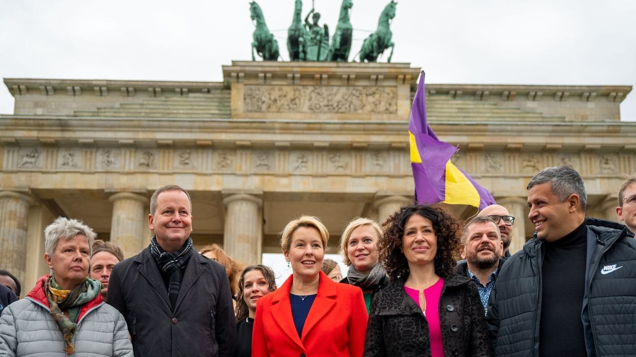 Spitzenpolitiker der Berliner SPD, Grünen und Linkspartei vor dem Brandenburger Tor.