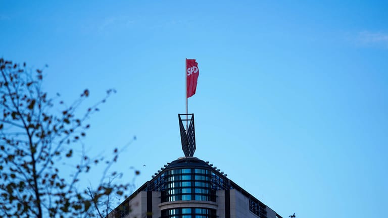 Eine Flagge weht auf der SPD-Parteizentrale in Berlin (Archivbild): Unbekannte haben das Gebäude beschädigt.