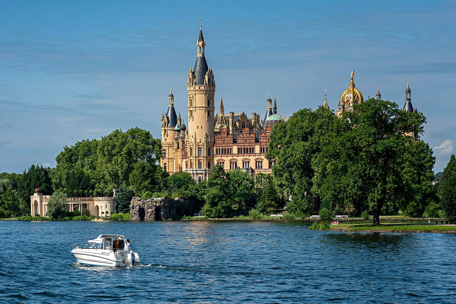 Das Schweriner Schloss: Ein AfD-Politiker verbreitet Gerüchte über einen Parteifreund. Es geht um Sex-Dates im Landtag.