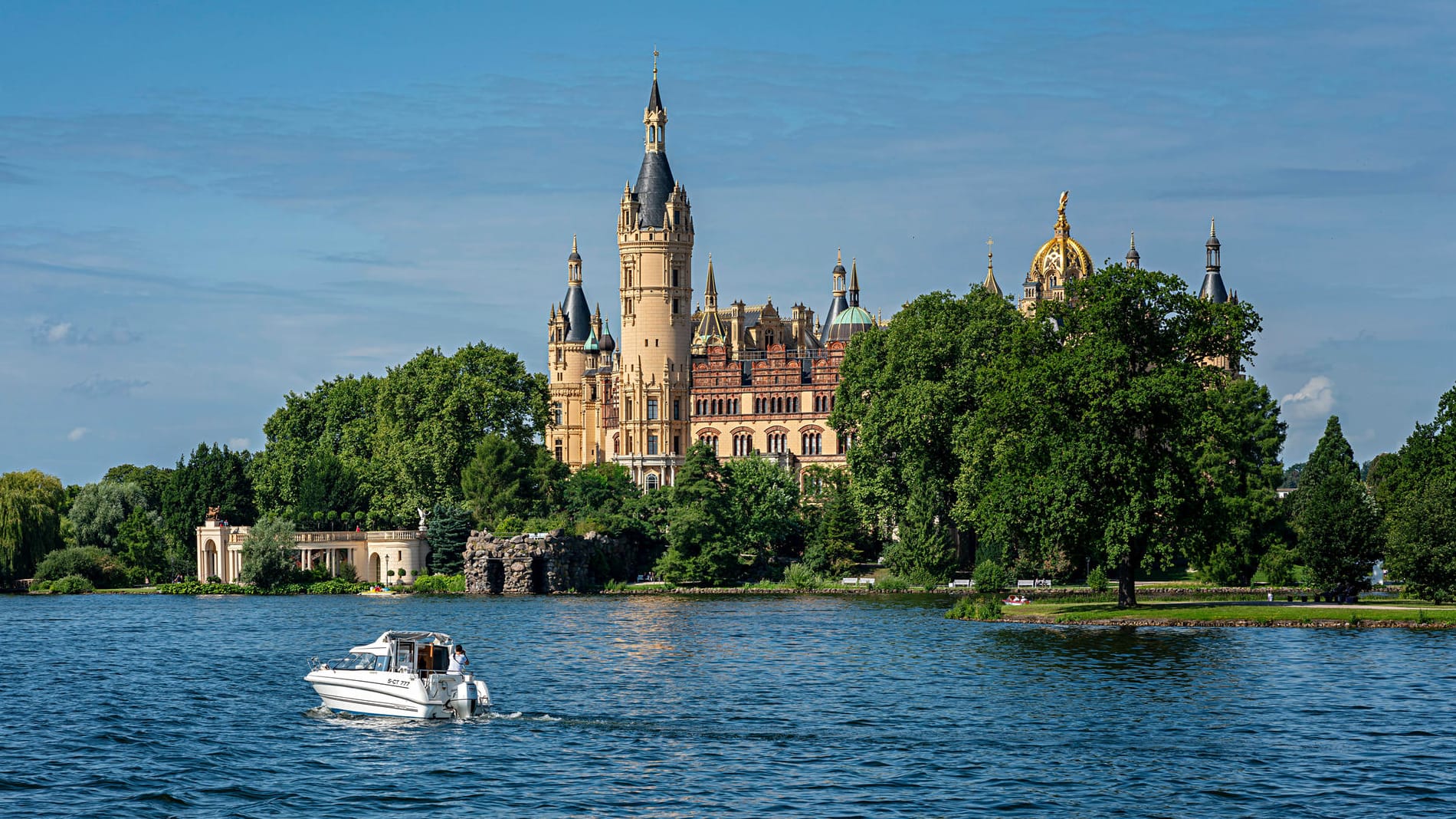 Das Schweriner Schloss: Ein AfD-Politiker verbreitet Gerüchte über einen Parteifreund. Es geht um Sex-Dates im Landtag. Das Schweriner Schloss: Ein AfD-Politiker verbreitet Gerüchte über einen Parteifreund. Es geht um Sex-Dates im Landtag.