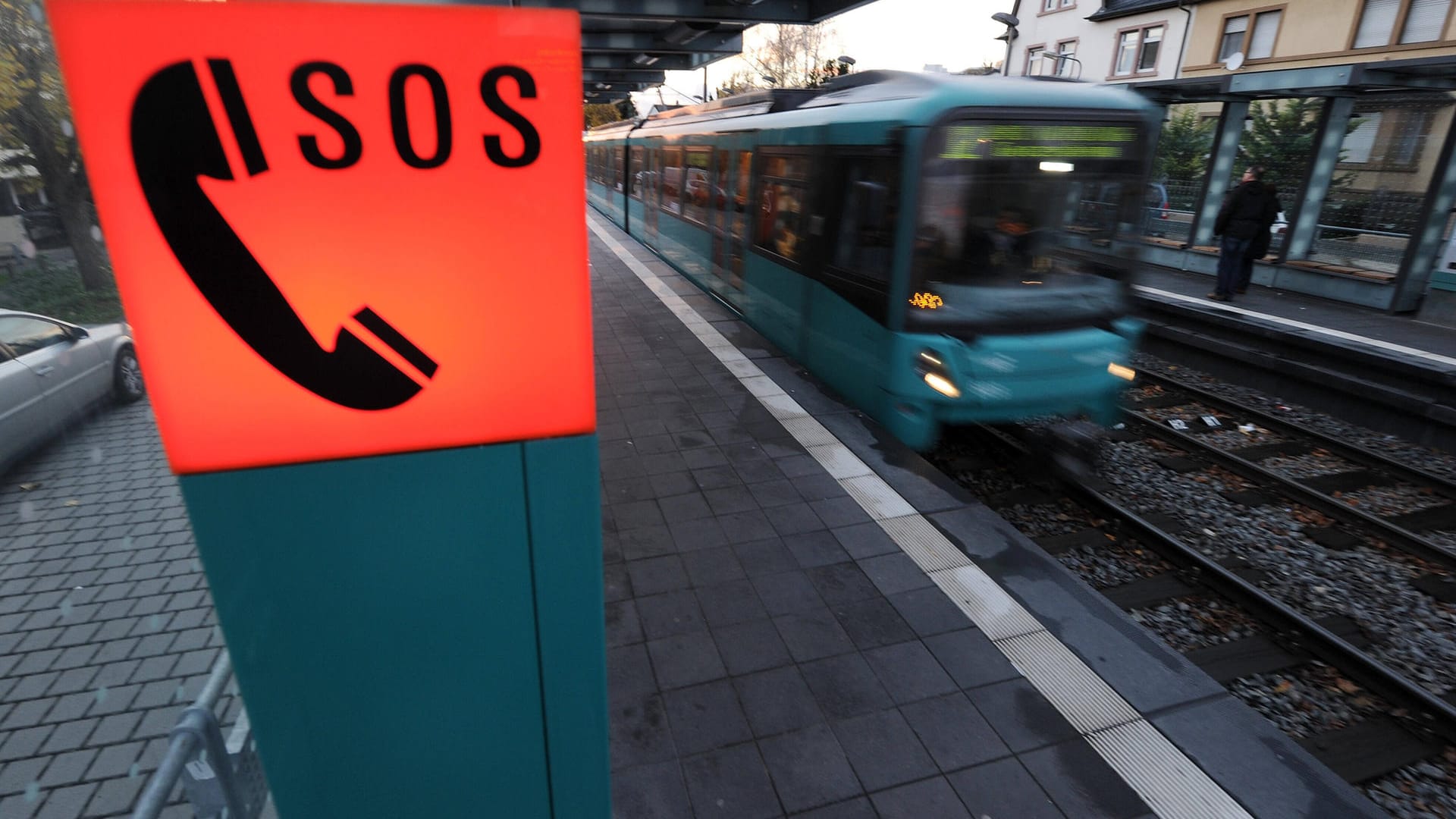 Eine U-Bahn in Frankfurt (Archivbild): Nach einem Unfall mit einem Lkw ist ein Wagen der U5 entgleist. Eine U-Bahn in Frankfurt (Archivbild): Nach einem Unfall mit einem Lkw ist ein Wagen der U5 entgleist.