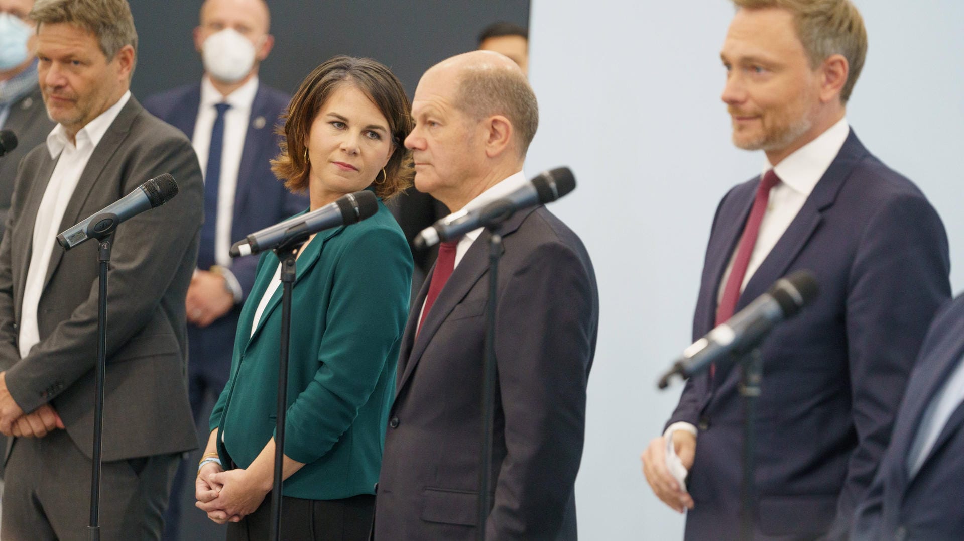 Robert Habeck, Annalena Baerbock, Olaf Scholz, Christian Lindner beim Verkünden der Koalitionsgespräche: Ende November soll die Ampel stehen.