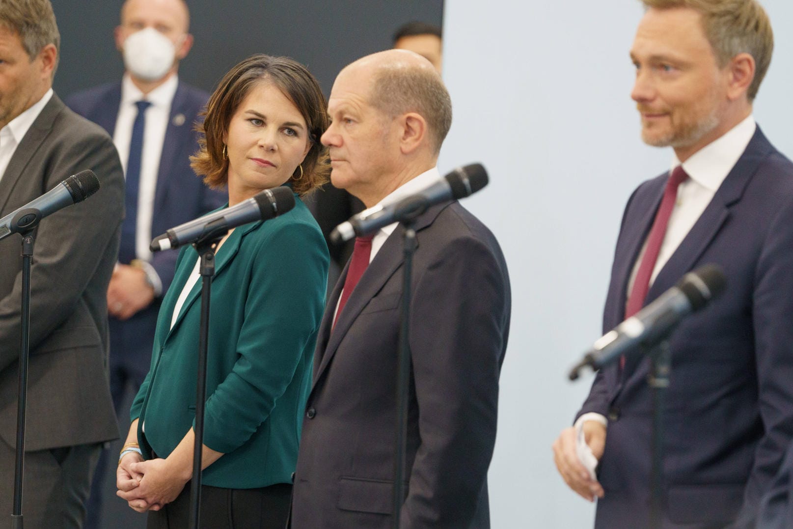 Robert Habeck, Annalena Baerbock, Olaf Scholz, Christian Lindner beim Verkünden der Koalitionsgespräche: Ende November soll die Ampel stehen.