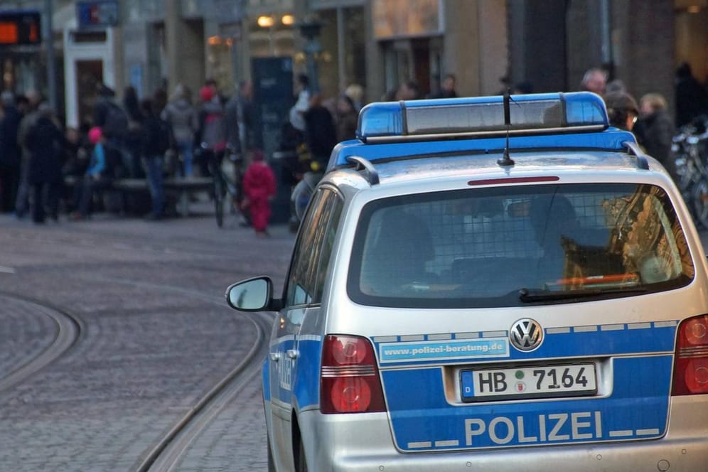 Ein Streifenwagen der Bremer Polizei (Symbolbild): Die Polizei sucht einen Unbekannten, der in einem Discounter Schüsse abgegeben hat.