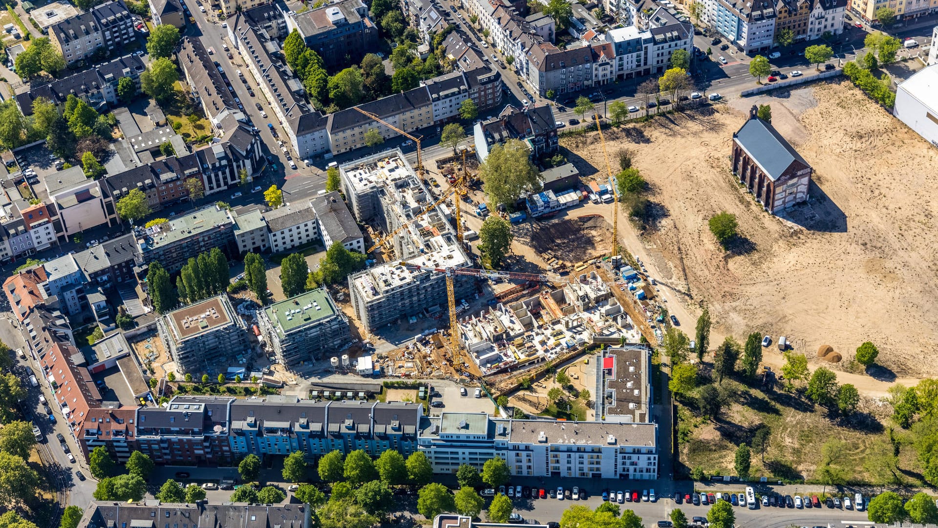 Blick auf die Kapelle des ehemaligen JVA-Geländes: Ringsherum entstehen neue Wohnungen.