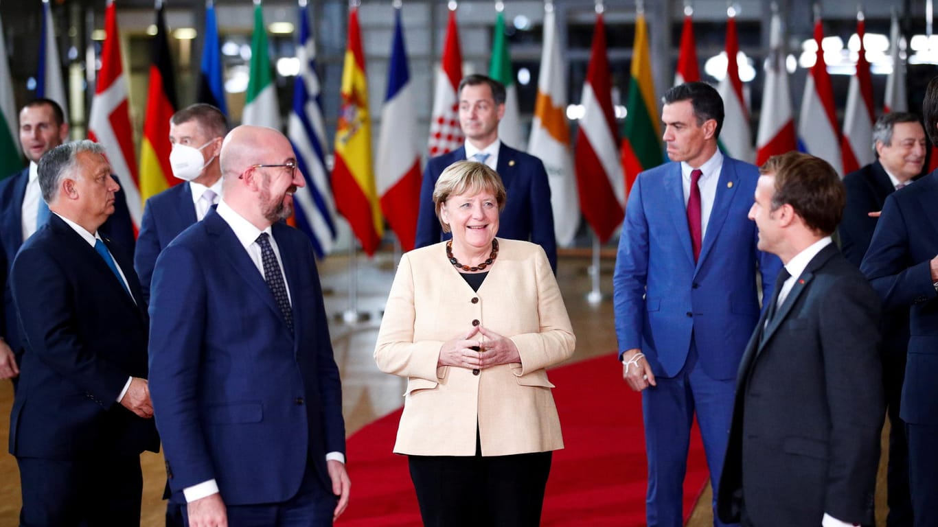 Angela Merkel (Mitte) mit EU-Ratspräsident Charles Michel (l.): Dieser lobte die "Nüchternheit und Einfachheit" der Bundeskanzlerin.