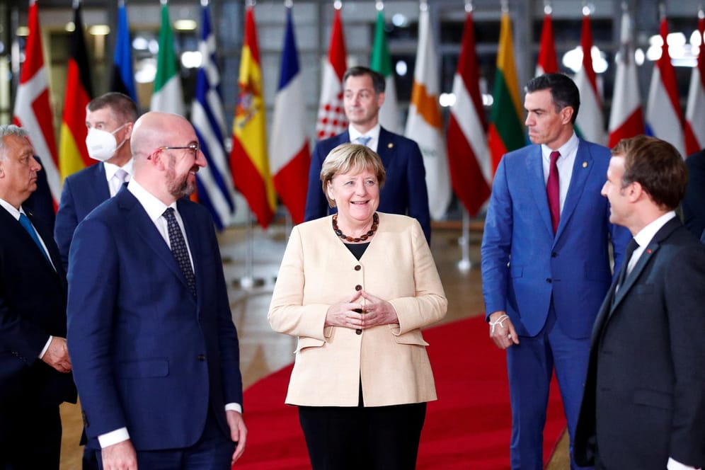 Angela Merkel (Mitte) mit EU-Ratspräsident Charles Michel (l.): Dieser lobte die "Nüchternheit und Einfachheit" der Bundeskanzlerin.