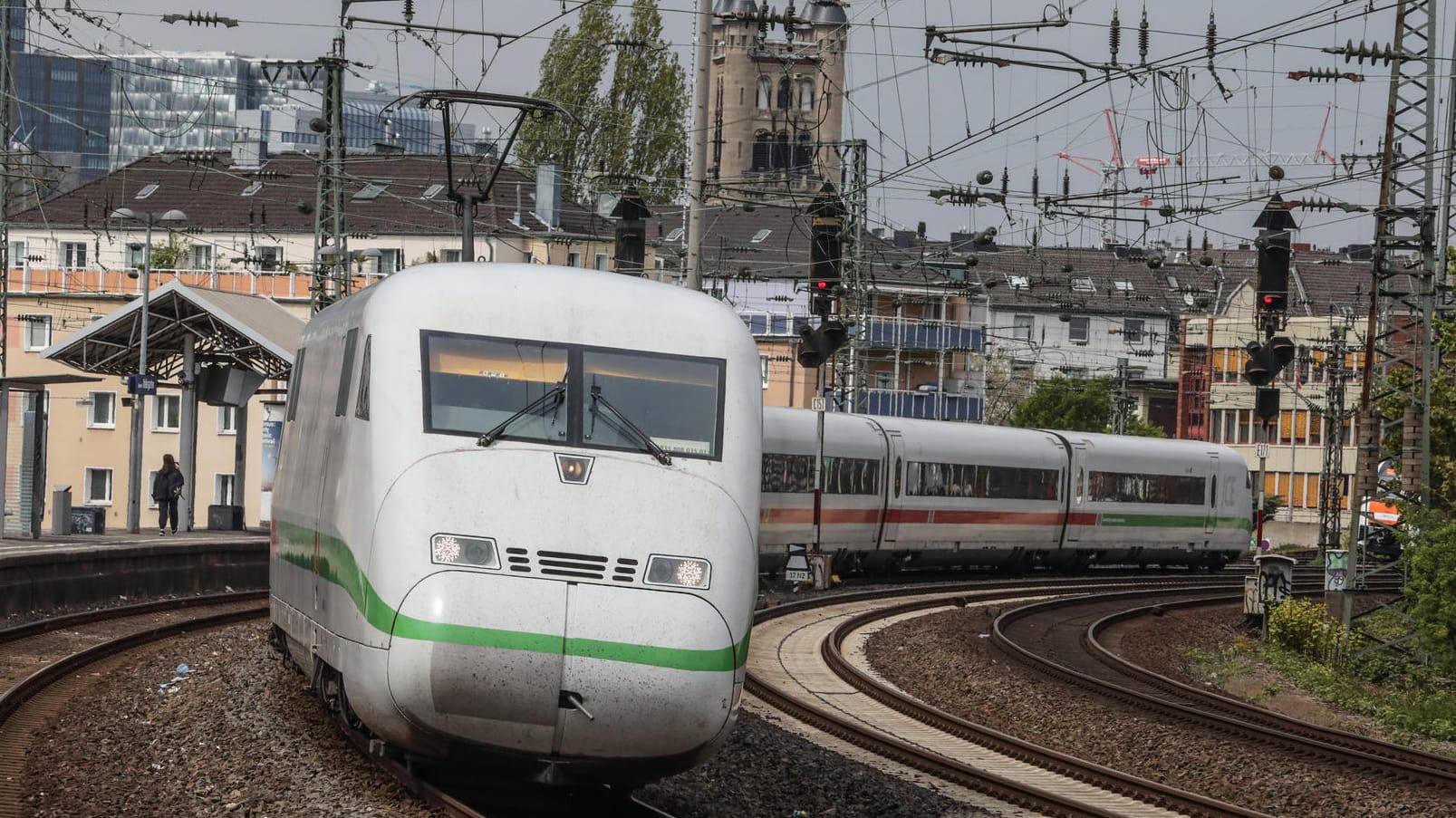 Ein ICE auf der Strecke Düsseldorf-Köln im Stadtteil Oberbilk: Auf der rechtsrheinischen Seite hatte es eine Sperrung in den Herbstferien gegeben. Nun ist sie aufgehoben. Ein ICE auf der Strecke Düsseldorf-Köln im Stadtteil Oberbilk: Auf der rechtsrheinischen Seite hatte es eine Sperrung in den Herbstferien gegeben. Nun ist sie aufgehoben.