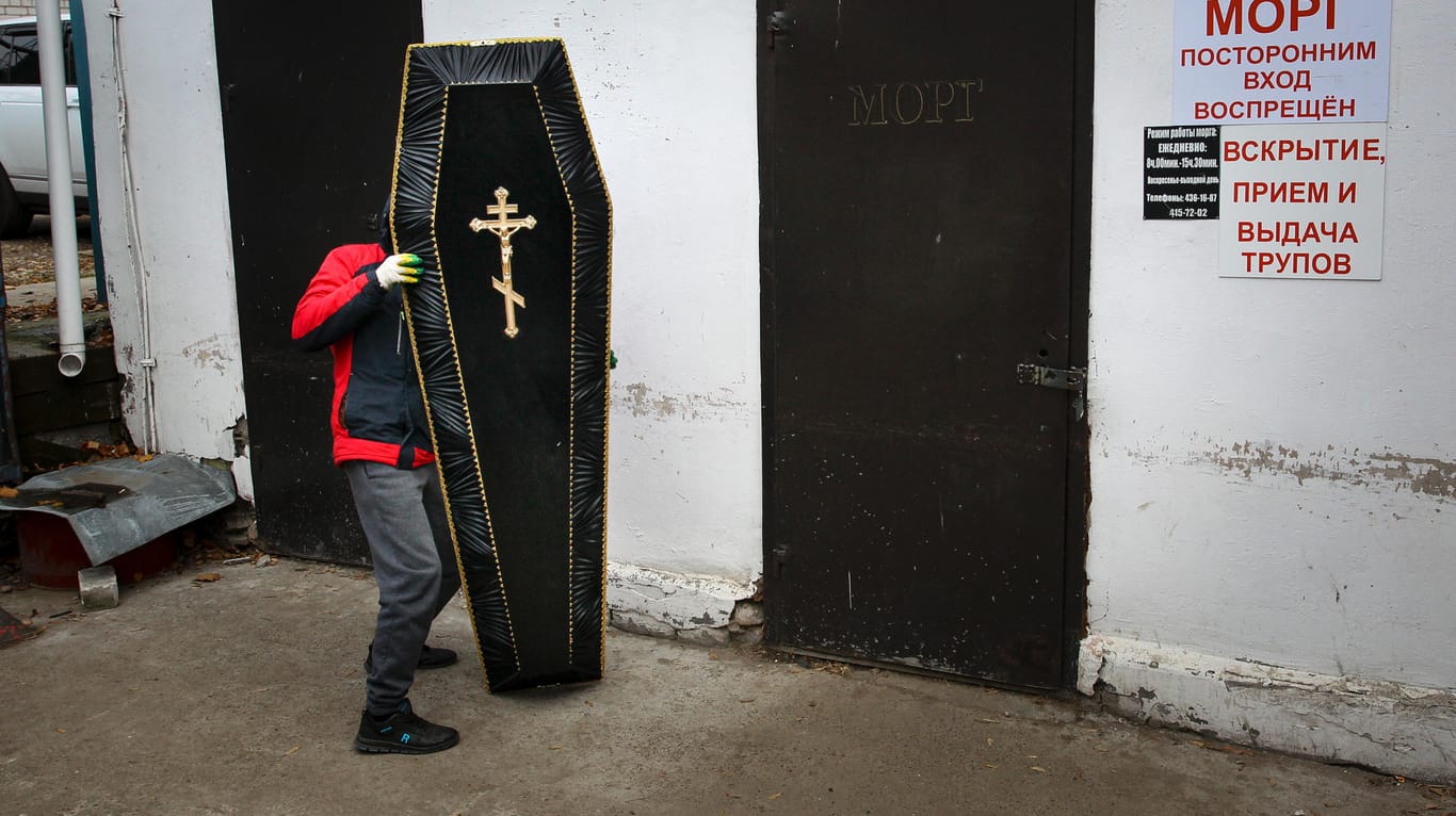 Nischni Nowgorod: Ein Bestattungsunternehmer trägt einen Sargdeckel für einen an COVID-19 verstorbenen Patienten ins Infektionskrankenhaus.