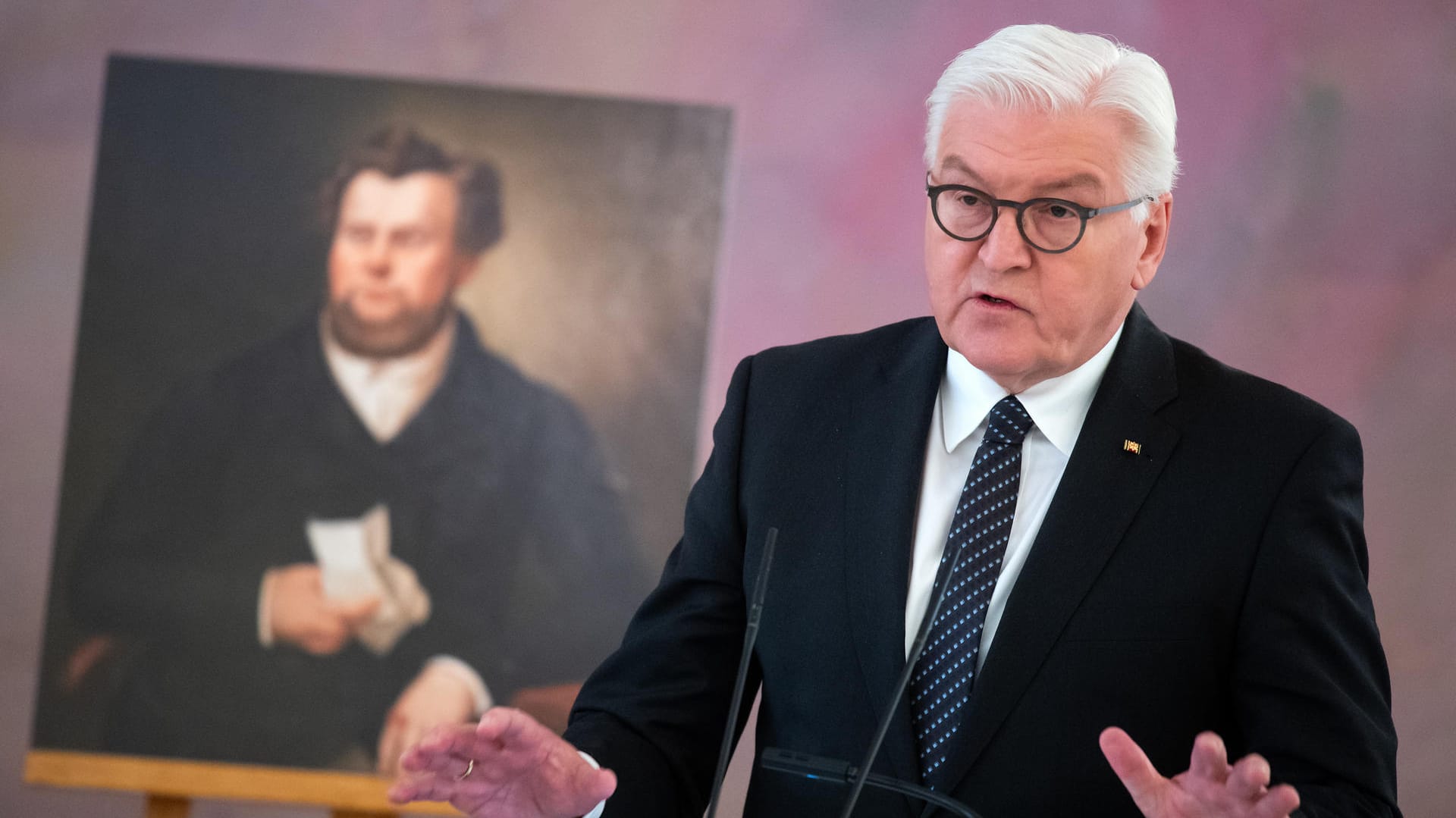 Frank-Walter Steinmeier mit einem Porträt von Robert Blum: Im Schloss Bellevue weihte der Bundespräisdent 2020 den Robert-Blum-Saal ein.