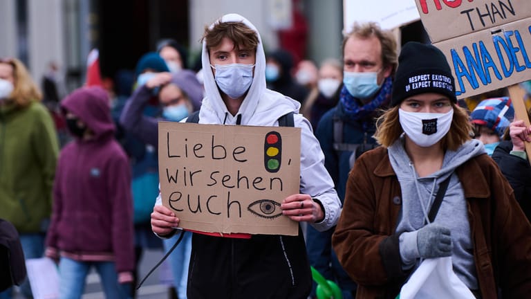"Liebe Ampel, wir sehen euch" steht auf einem Transparent, das ein Demonstrant hält: Die Klimaaktivisten wollten Druck auf die Ampelparteien machen.