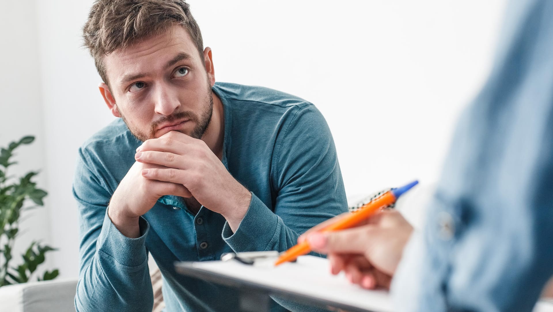 Mann im Gespräch: Um Suchtkranken passende Hilfsangebote machen zu können, gilt es zunächst, ihre individuelle Situation und Motivation zur Suchttherapie abzufragen.