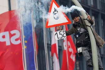 Ein Klimaaktivist hängt an einer Straßenlaterne vor der SPD-Parteizentrale in Berlin: Hunderte Polizisten waren in der Hauptstadt im Einsatz.