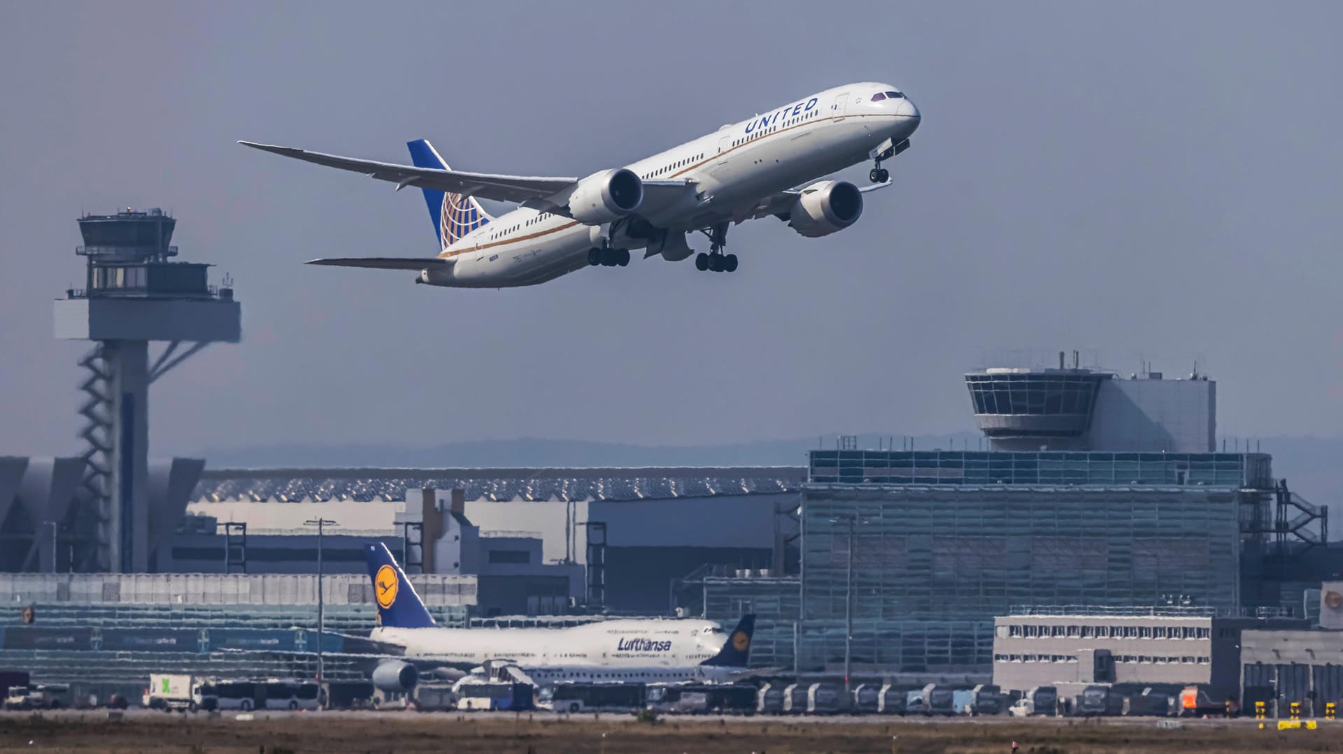 Flugzeug: Ein neues Urteil zeigt, wann es bei Verspätungen Geld zurück gibt.