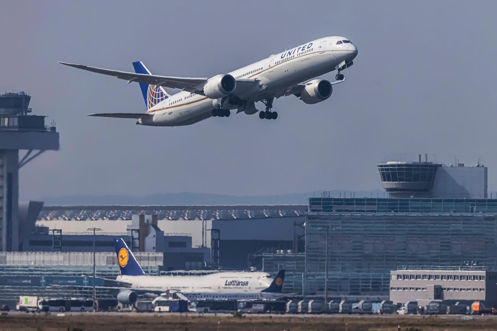 Flugzeug: Ein neues Urteil zeigt, wann es bei Verspätungen Geld zurück gibt.