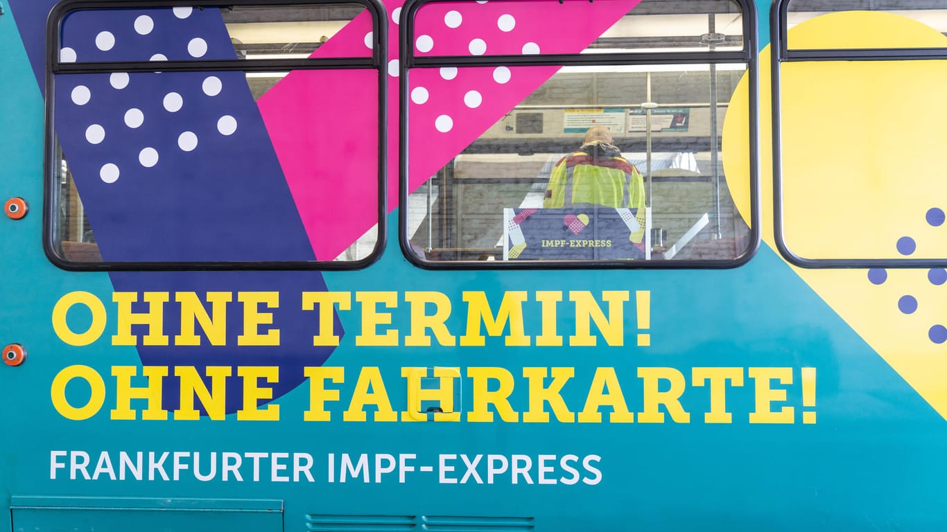 Eine zum "Impf-Express" umgerüstete Straßenbahn bei der offiziellen Vorstellung: Vom 25. Oktober bis 7. November sollen zwei Straßenbahnen mit Angeboten für eine Corona-Impfung durch Frankfurt fahren.