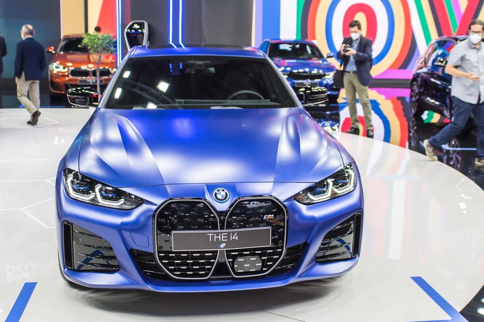 BMW i4 auf der Automesse 2021: Das vollelektrische Fahrzeug wird als Konkurrent zu Teslas Model 3 gesehen.