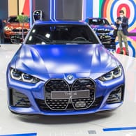 BMW i4 auf der Automesse 2021: Das vollelektrische Fahrzeug wird als Konkurrent zu Teslas Model 3 gesehen.