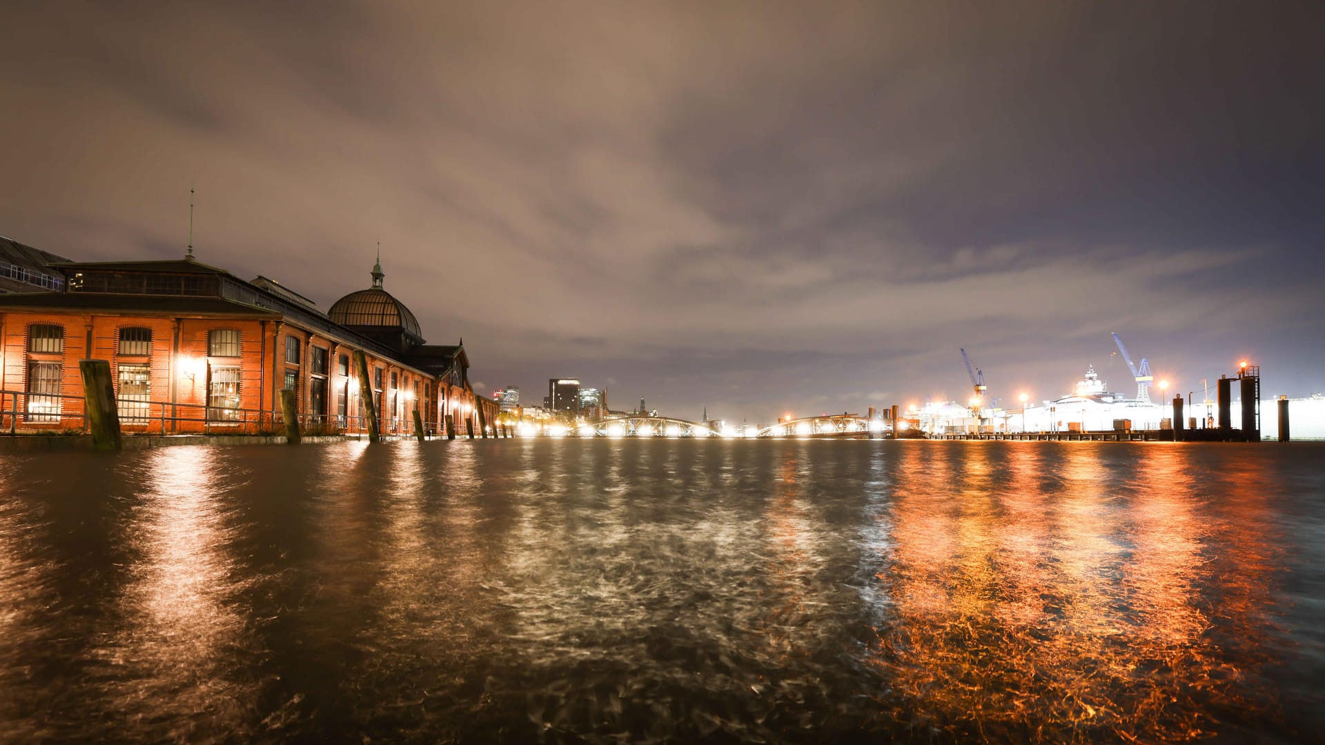 Der erste Herbststurm hat sich in der Nacht zum Freitag beruhigt, in Hamburg wird jedoch am Freitag erneut vor einer Sturmflut gewarnt.