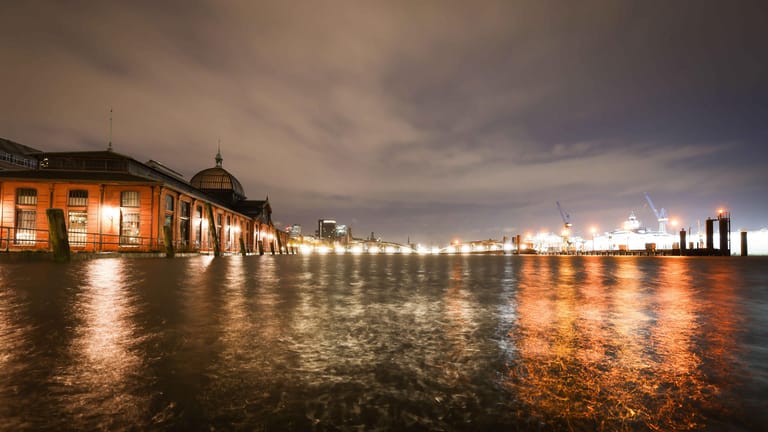 Der erste Herbststurm hat sich in der Nacht zum Freitag beruhigt, in Hamburg wird jedoch am Freitag erneut vor einer Sturmflut gewarnt.