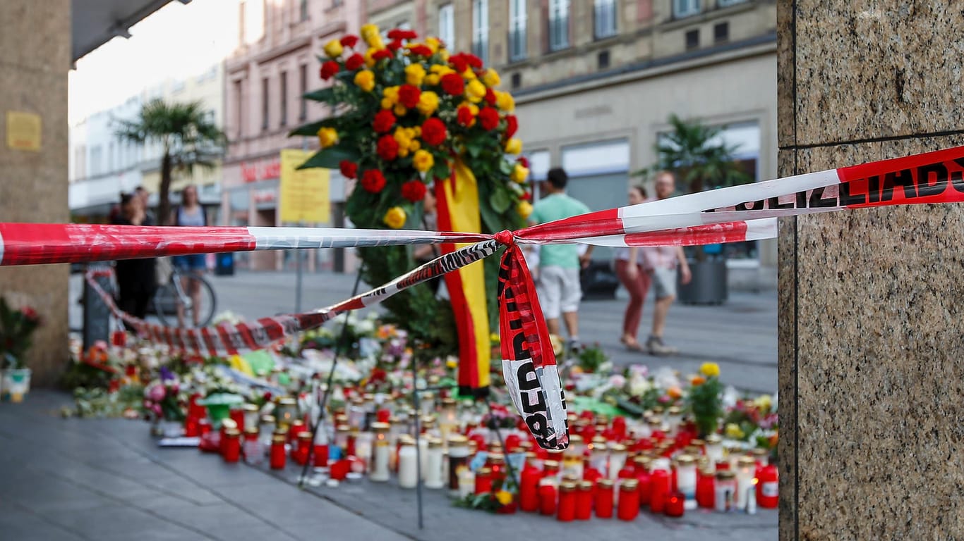 Blumen liegen im Juni am Tatort der Messerattacke in Würzburg: Gutachter halten den Täter für schuldunfähig.