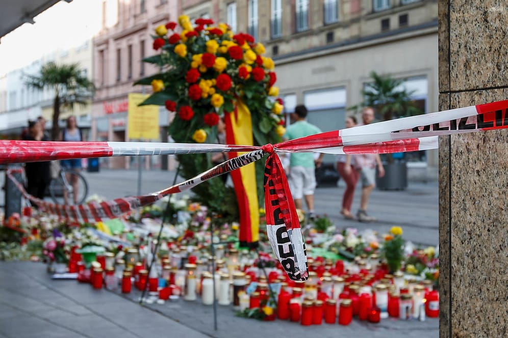Blumen liegen im Juni am Tatort der Messerattacke in Würzburg: Gutachter halten den Täter für schuldunfähig.