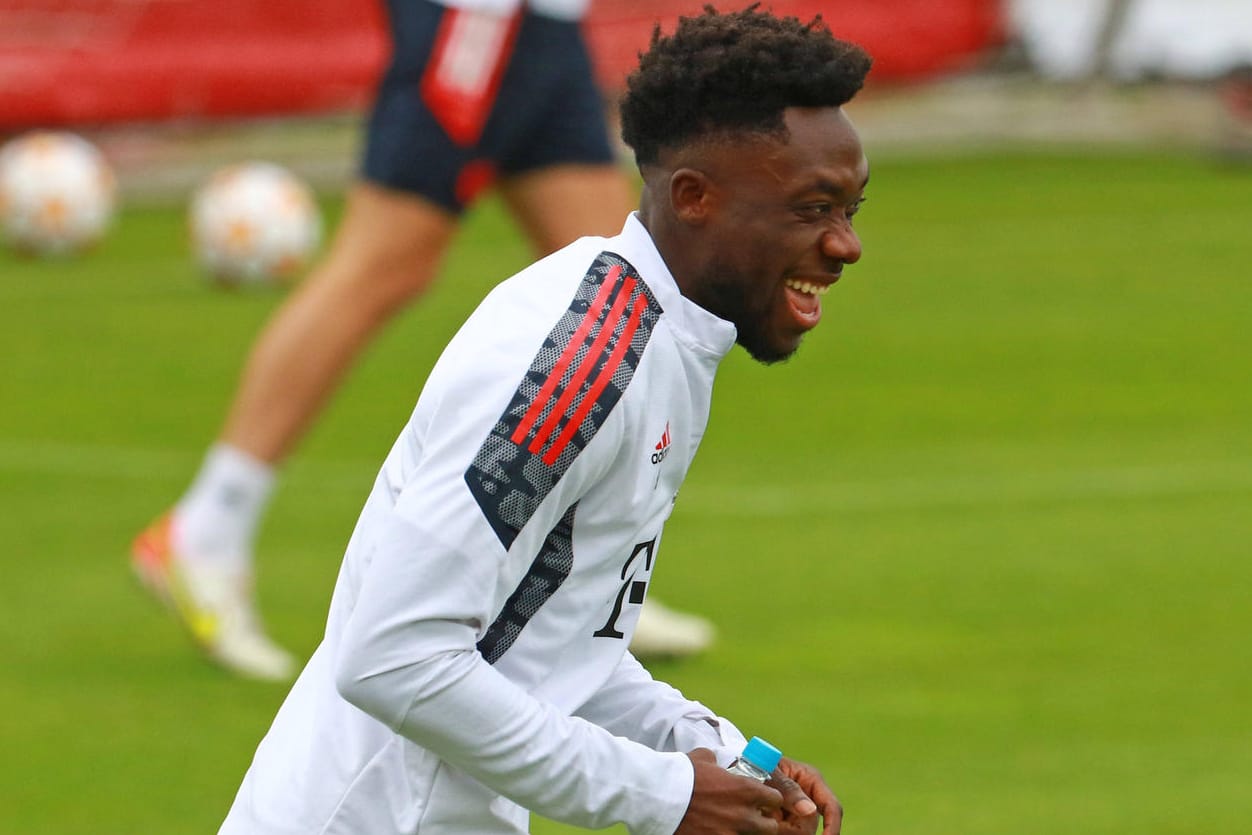 Alphonso Davies: Der Außenverteidiger spielt in seiner Freizeit gerne "FIFA".