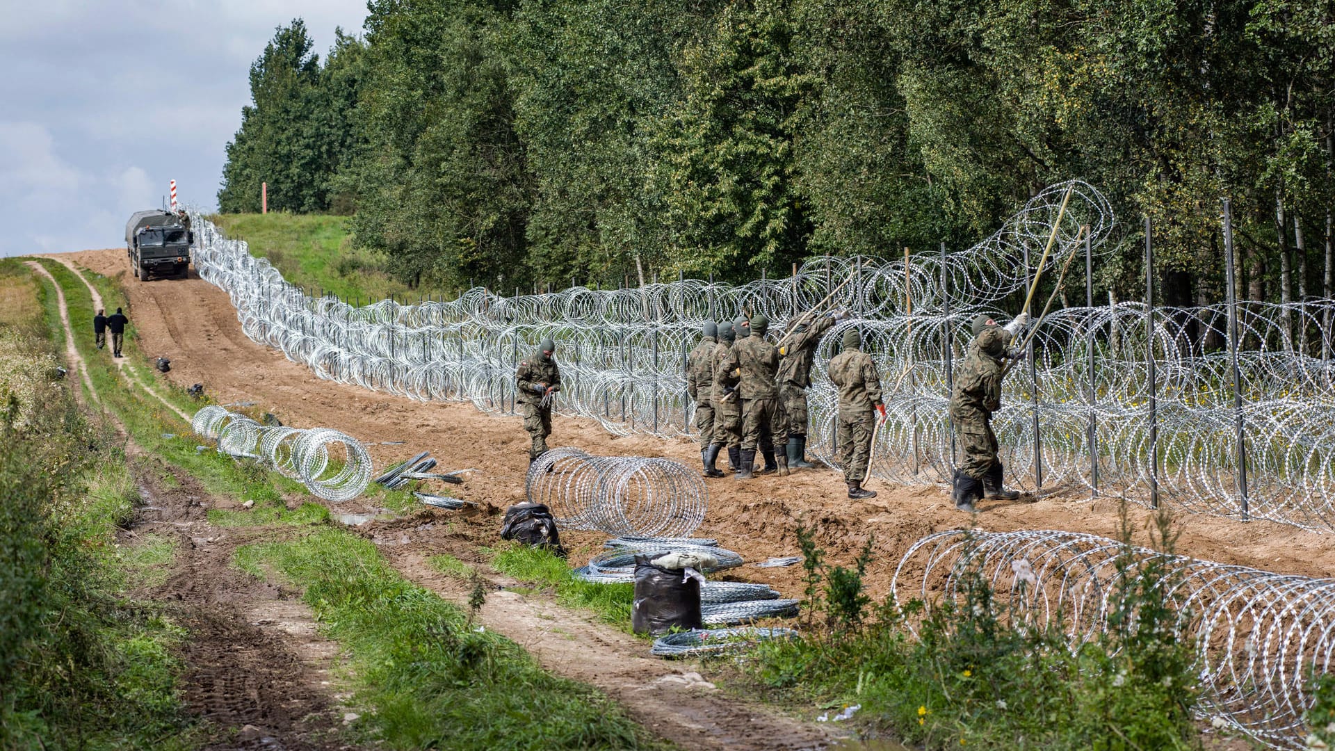 Polnische Soldaten errichten einen Stacheldrahtzaun entlang der Grenze zu Belarus: Genau wie Litauen und Lettland hat Polen bereits mit dem Bau begonnen (Archiv).