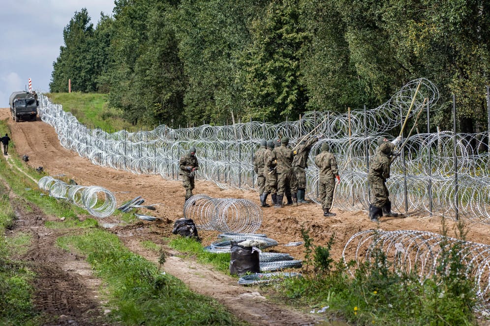 Polnische Soldaten errichten einen Stacheldrahtzaun entlang der Grenze zu Belarus: Genau wie Litauen und Lettland hat Polen bereits mit dem Bau begonnen (Archiv).