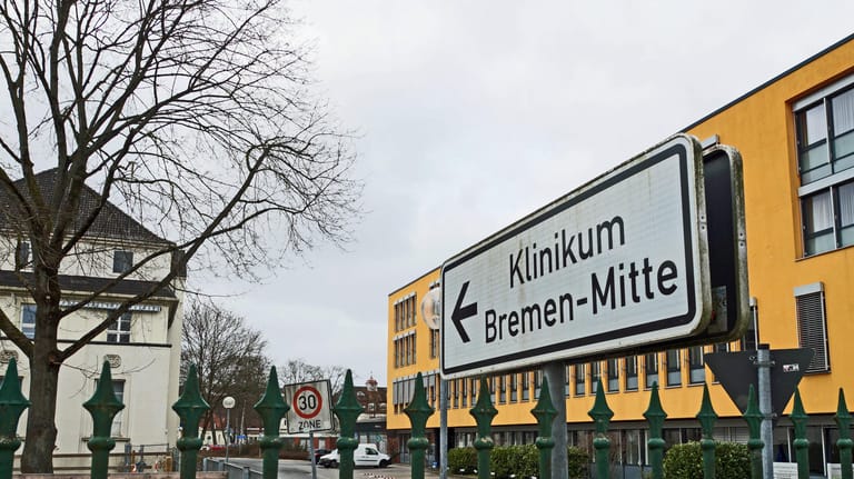 Wegweiser zum Klinikum Bremen-Mitte: Besonders die Kinderkliniken des Klinikverbunds stoßen wegen des RS-Virus an ihre Grenzen.