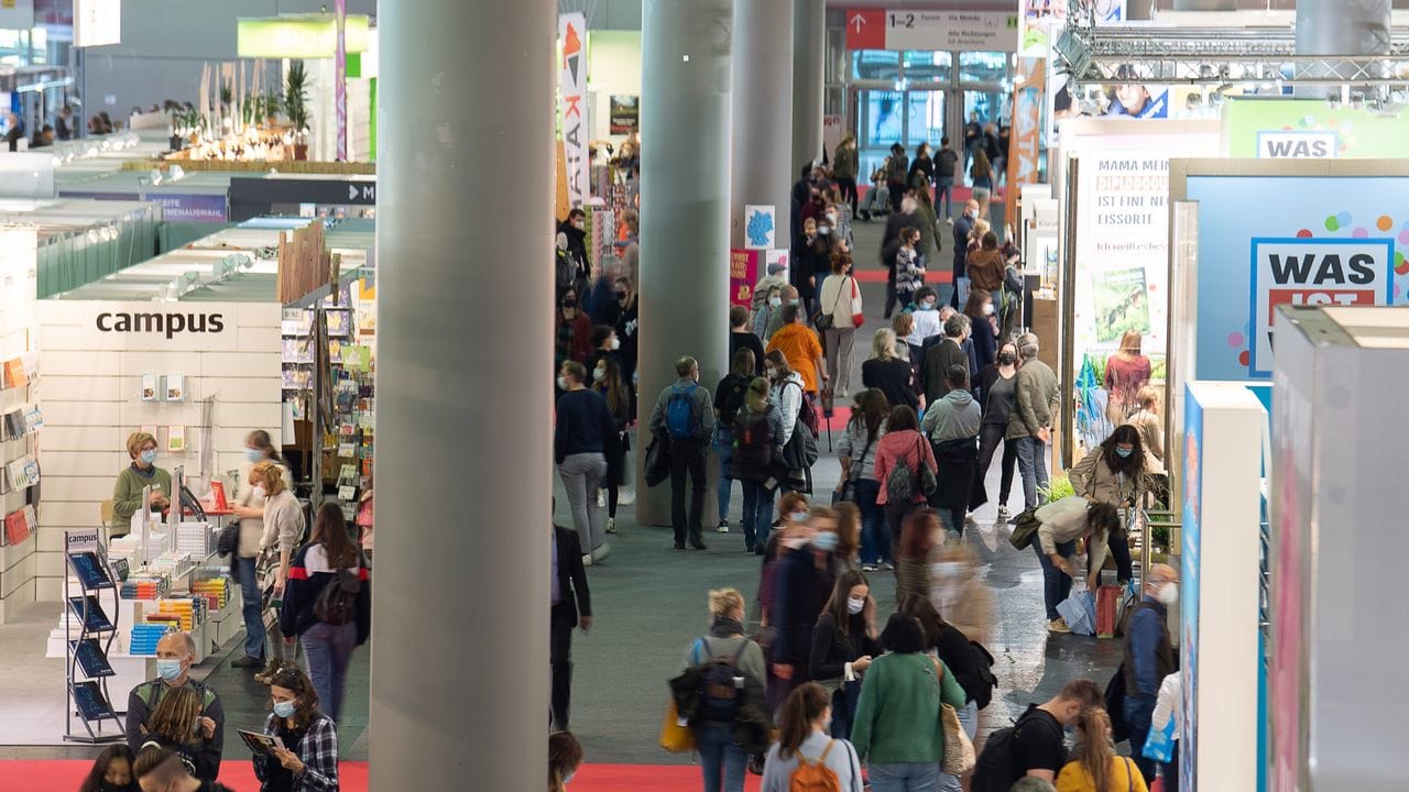 Die ganze Buchmesse findet in diesem Jahr in verkleinerter Form statt. Die ganze Buchmesse findet in diesem Jahr in verkleinerter Form statt.