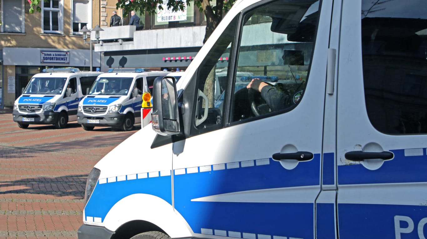 Polizeiwägen in Essen-Steele im Einsatz gegen eine rechte Gruppierung (Symbolbild): Wegen "Sieg Heil"-Rufen ermittelt der Staatsschutz gegen teils bekannte Personen.