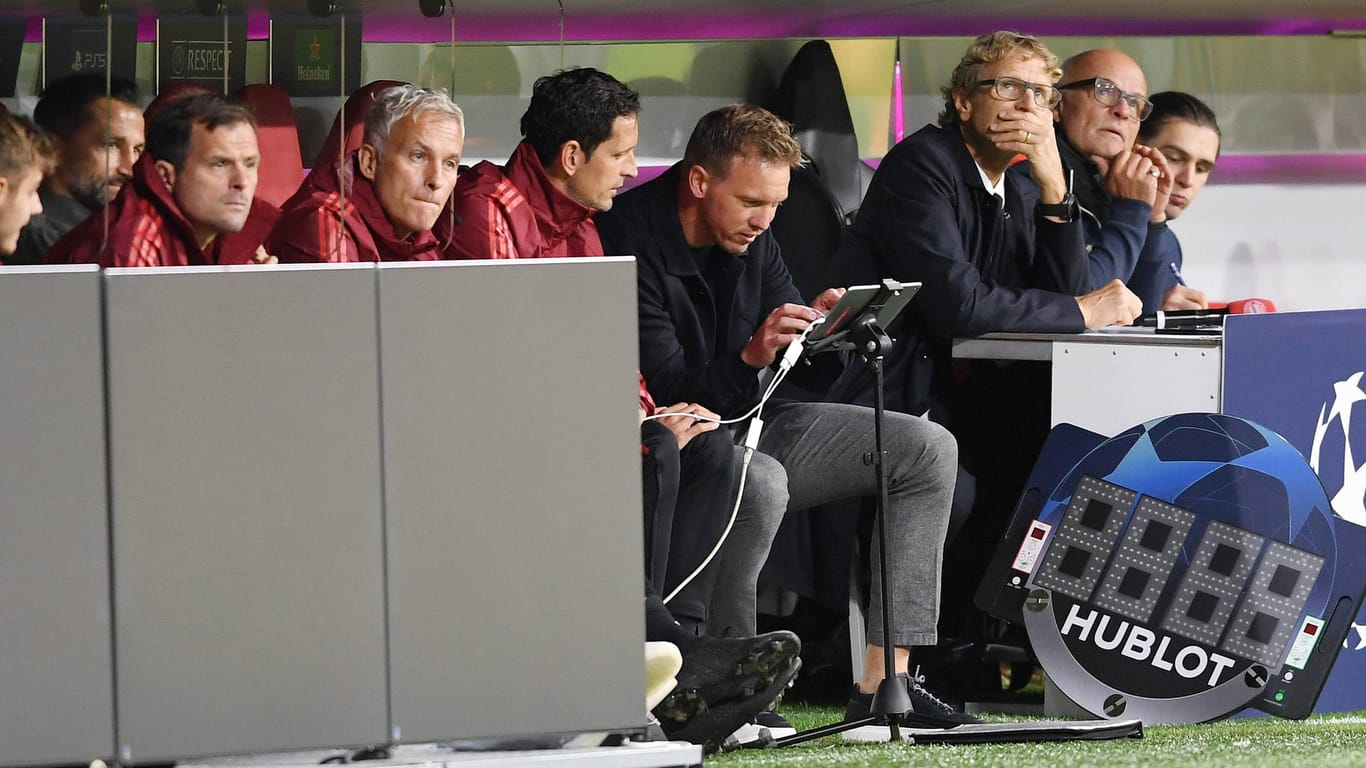 Julian Nagelsmann arbeitet viel am Tablet während des Spiels, betrachtet Szenen sofort, nachdem sie geschehen sind.