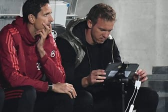 Julian Nagelsmann (r.) bei einem Bayern-Spiel am Tablet: Gegen die TSG Hoffenheim schaut der Trainer das Spiel aus dem heimischen "Rechenzentrum".