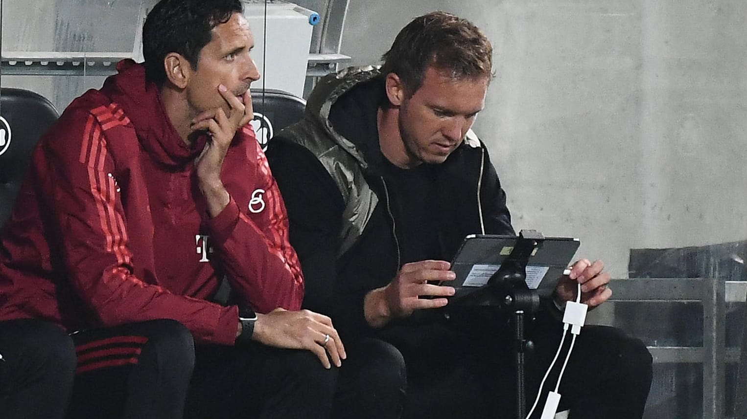 Julian Nagelsmann (r.) bei einem Bayern-Spiel am Tablet: Gegen die TSG Hoffenheim schaut der Trainer das Spiel aus dem heimischen "Rechenzentrum".