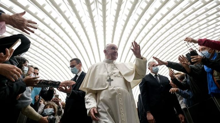 Papst Franziskus hat jetzt ein Trikot von Lionel Messi.