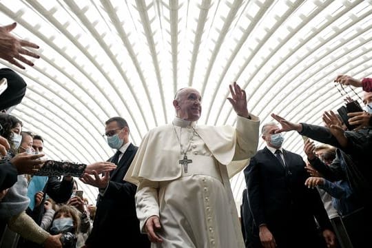 Papst Franziskus hat jetzt ein Trikot von Lionel Messi.